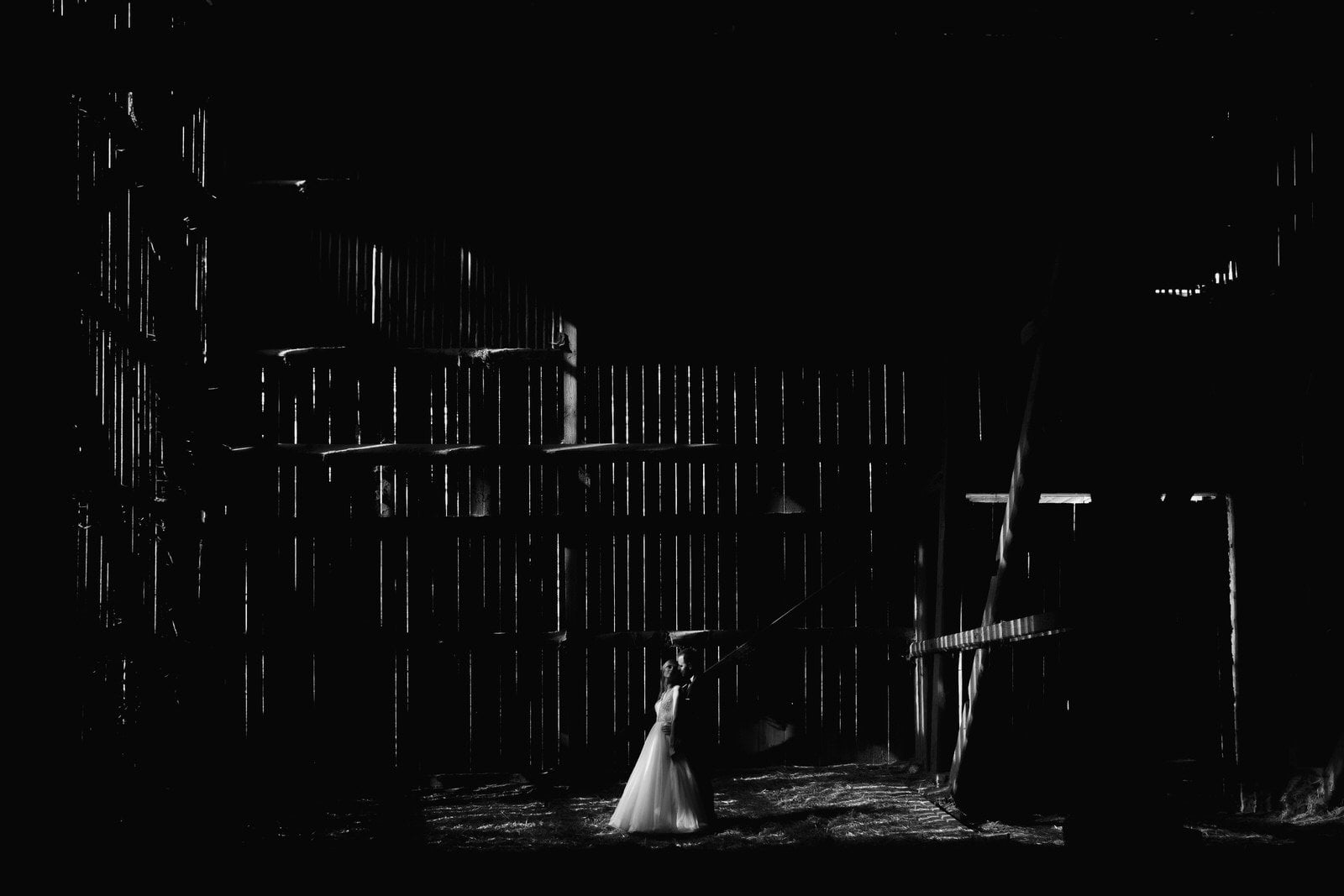 sesja ślubna stodoła