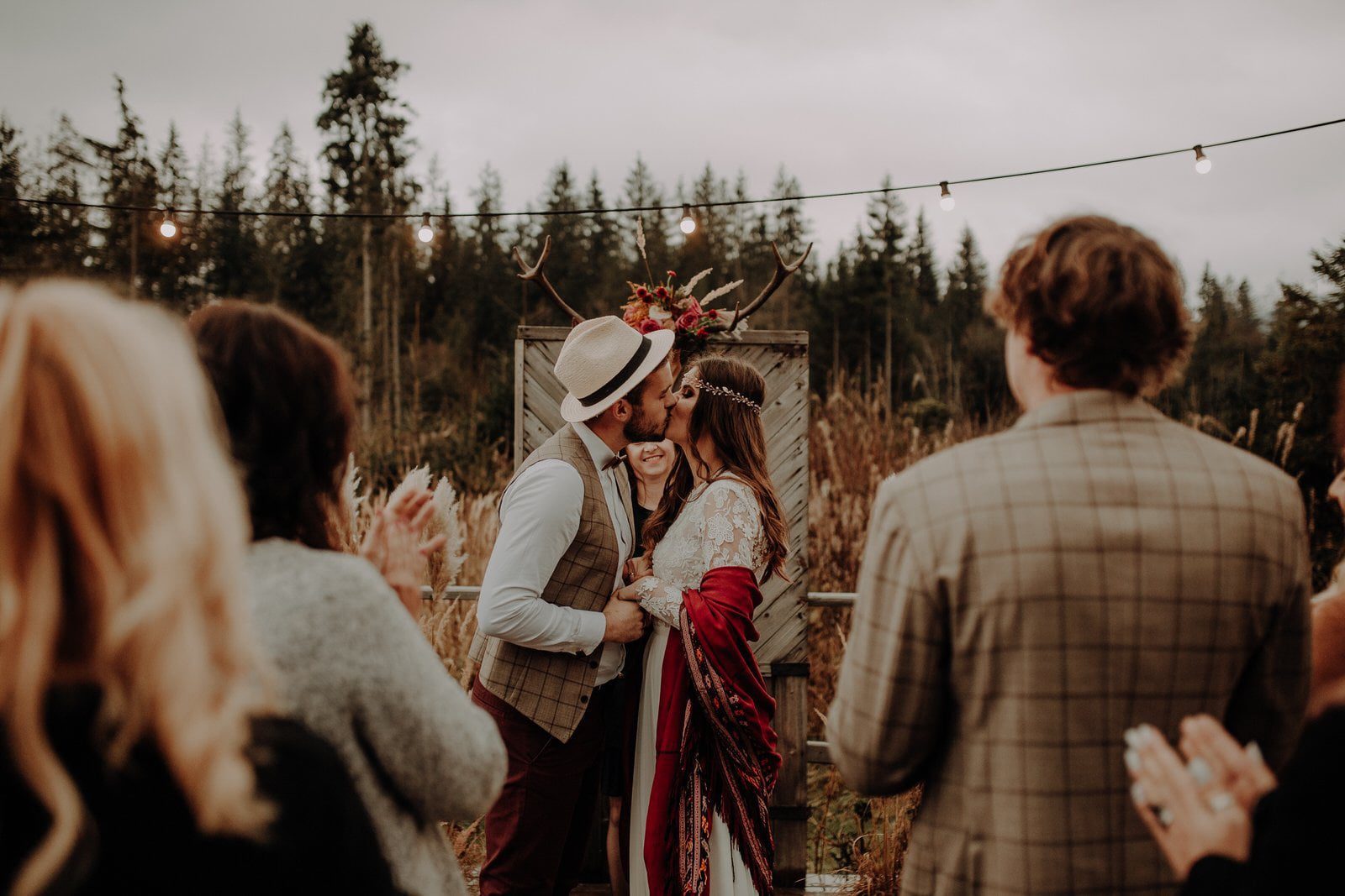 ślub plenerowy pocałunek polana